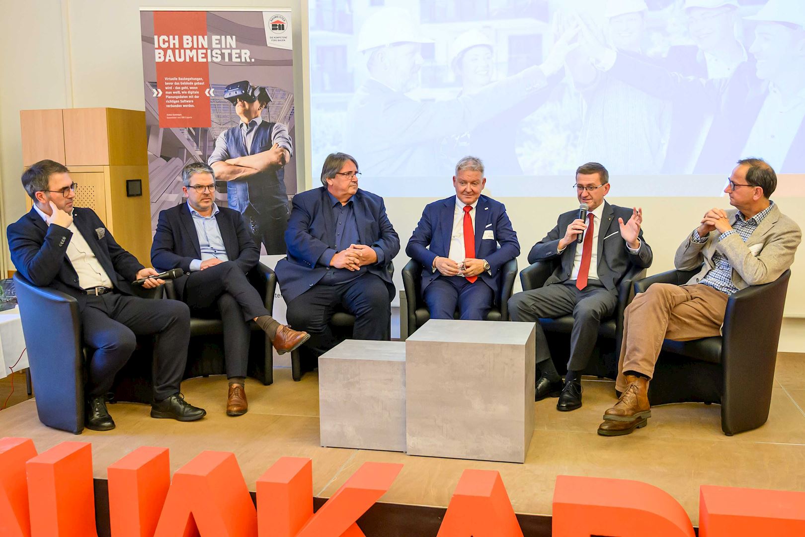 Podiumsdiskussion beim BAU-Symposium 2025 