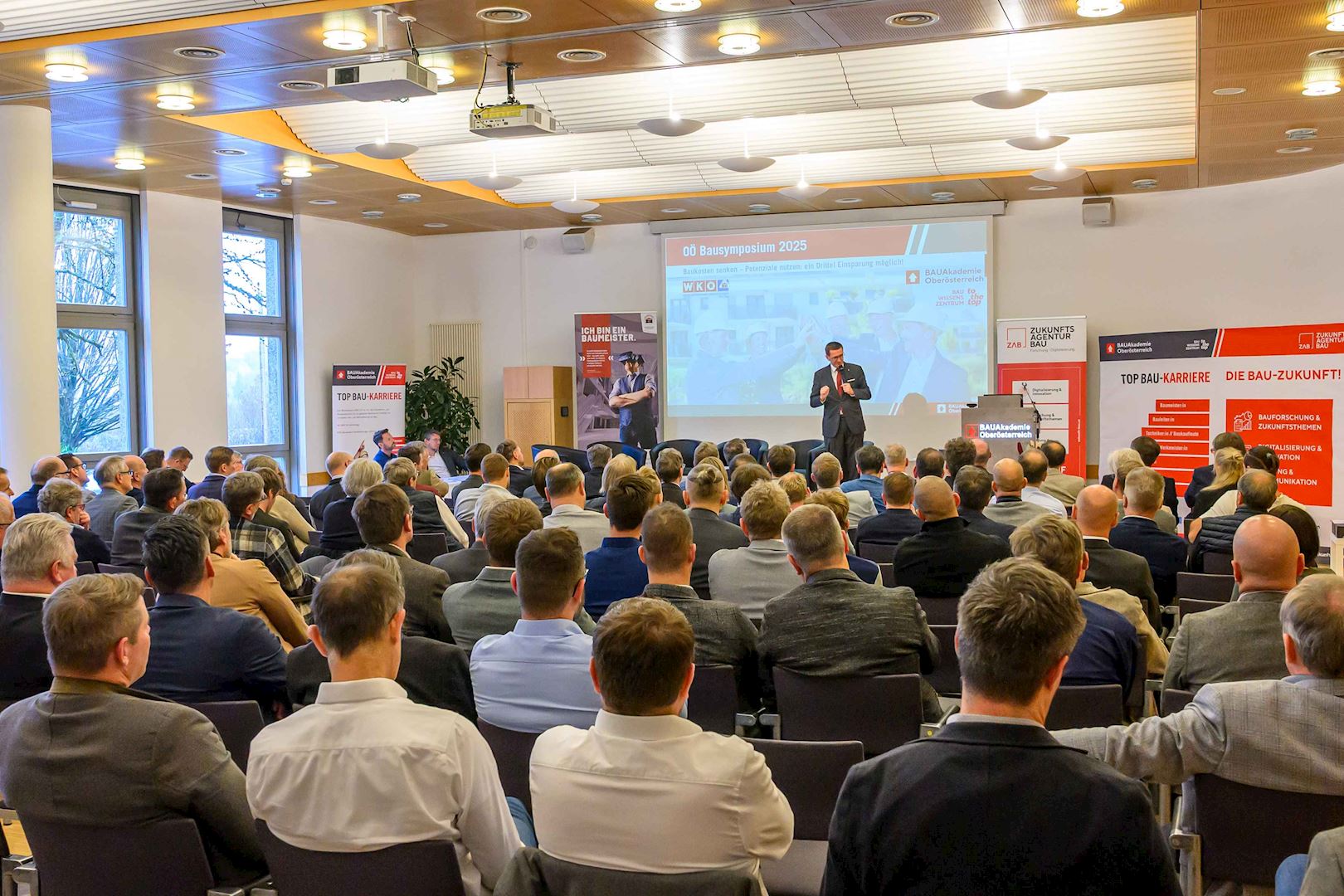 Zuschauermenge gerichtet an den Sprecher LR Achleitner