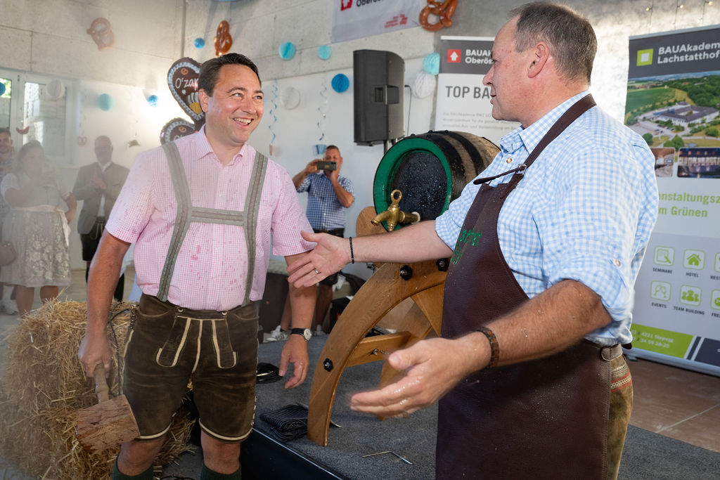 2025_BAU-Oktoberfest_Bieranstich geschafft_Haimbuchner-Rathgeb