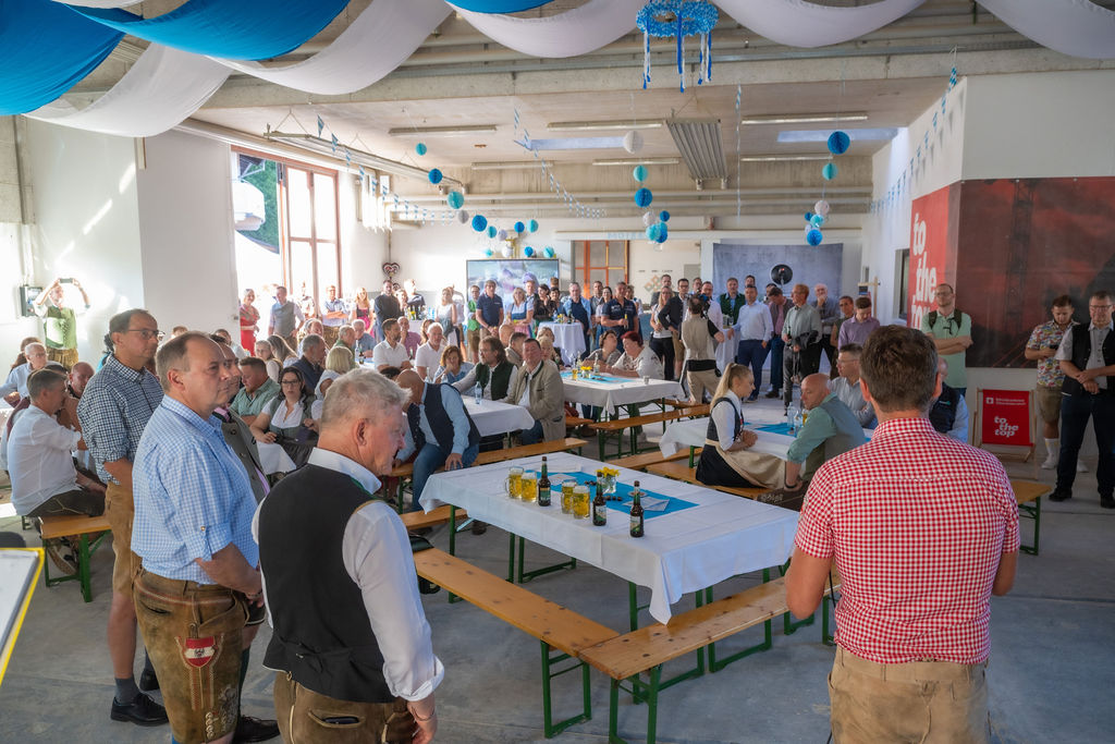 BAU-Oktoberfest 2025 - Gäste in dekorierter Location (BAU-Halle)