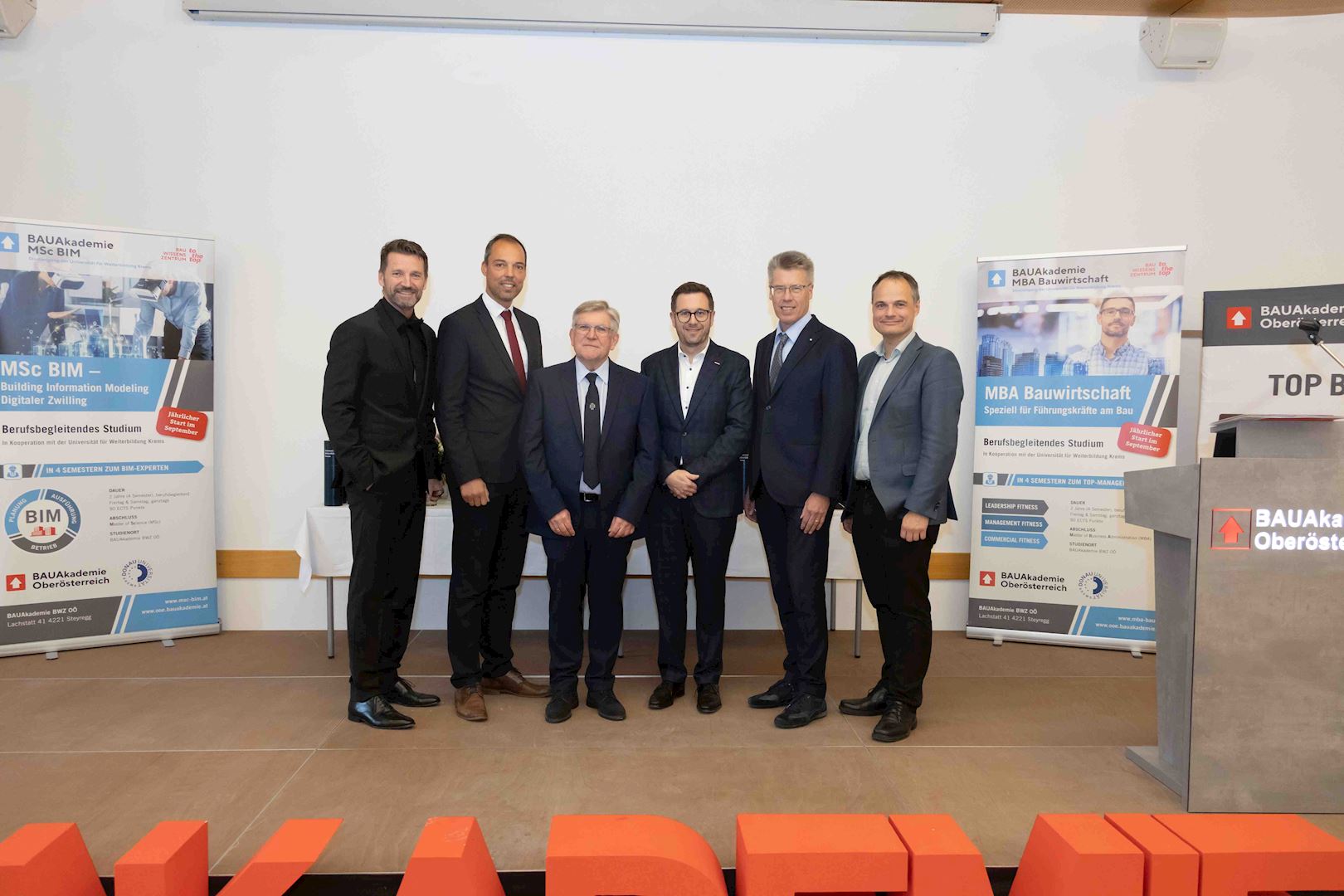 Graduierungsfeier 2025 Gruppenfoto Politik - Kopececk-Lindinger-Kremsmair-Kienesberger-Humer-Oppl