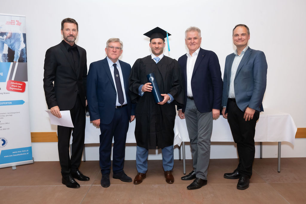 Graduierungfeier2025_Absolvent Jägersberger mit Vater und Kopececk, Kremsmair und Vizerektor Oppl