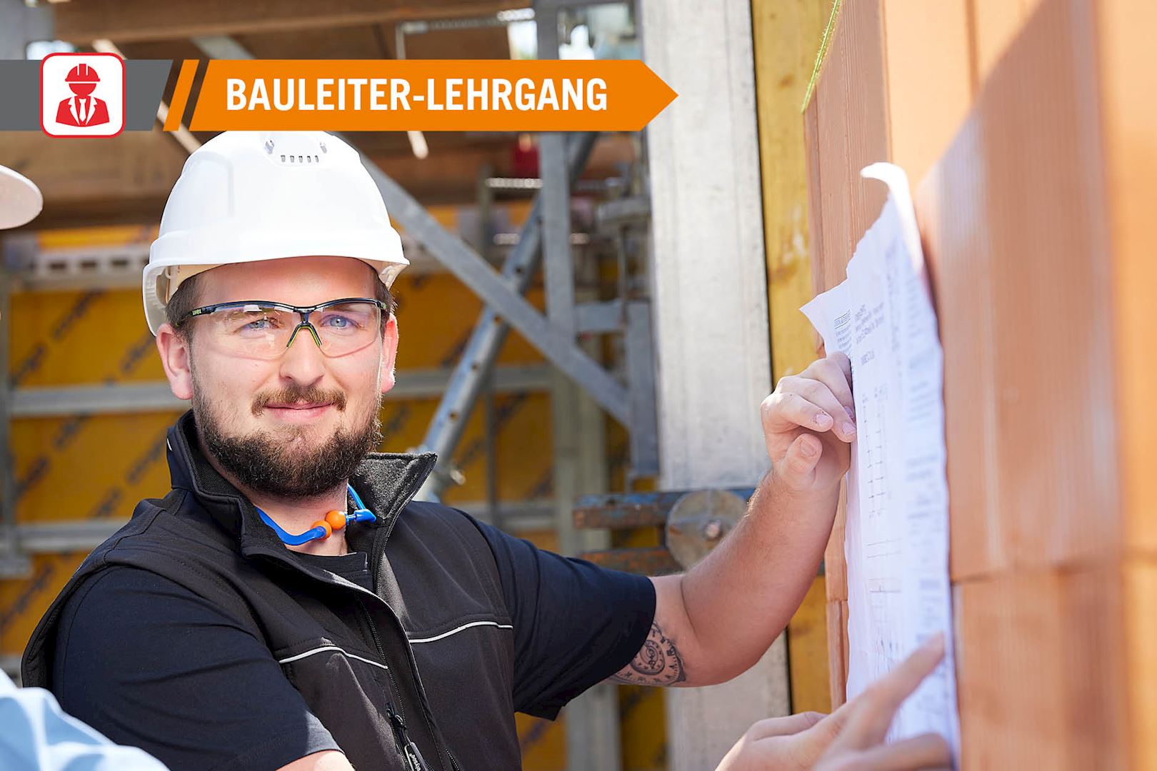 Bauleiter liest Plan auf Baustelle