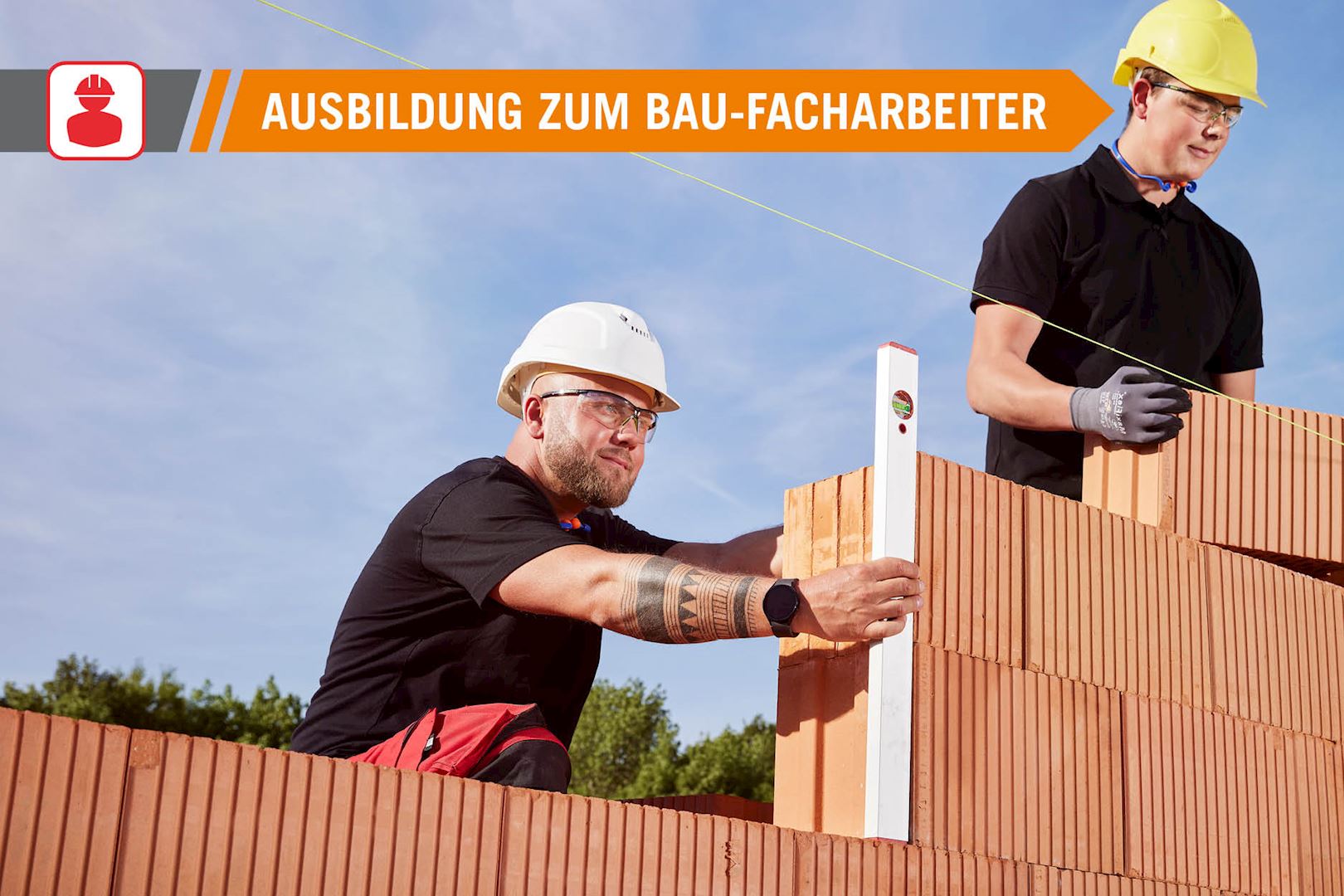 Polier arbeitet mit Lehrling auf einer Baustelle mit Ziegeln