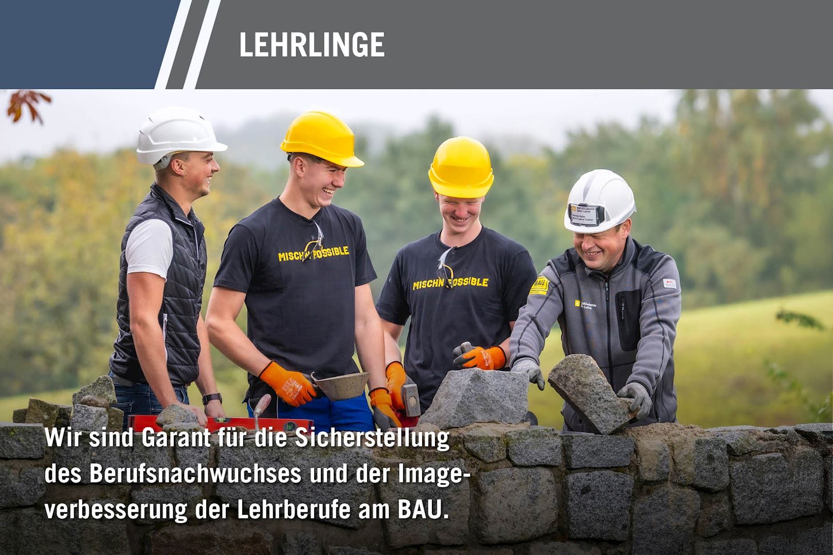 Lehrlinge-BAU-Lehre: 2 BAU-Lehre-Trainer mit 2 BAU-Lehrlingen beim Steinmauern