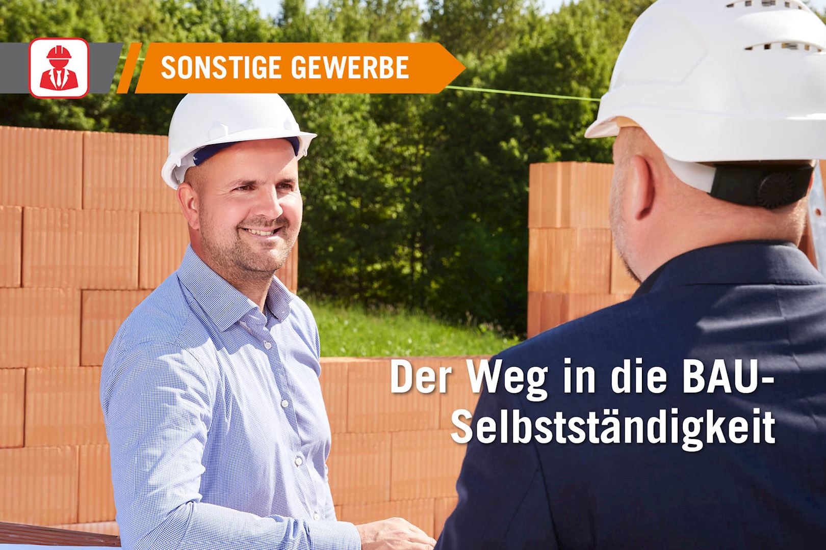 Baumeister bespricht mit Bauherrn die Baustelle