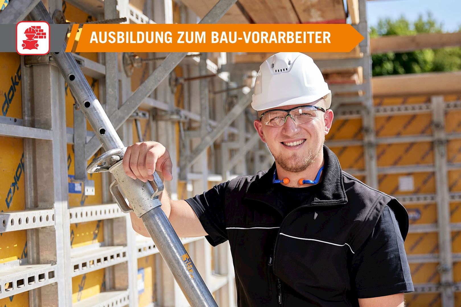 Facharbeiter steht auf einer Baustelle vor einer Schalung